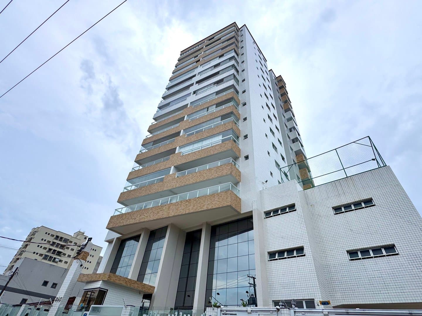 2 DORMITÓRIOS E 2 VAGAS DE GARAGEM