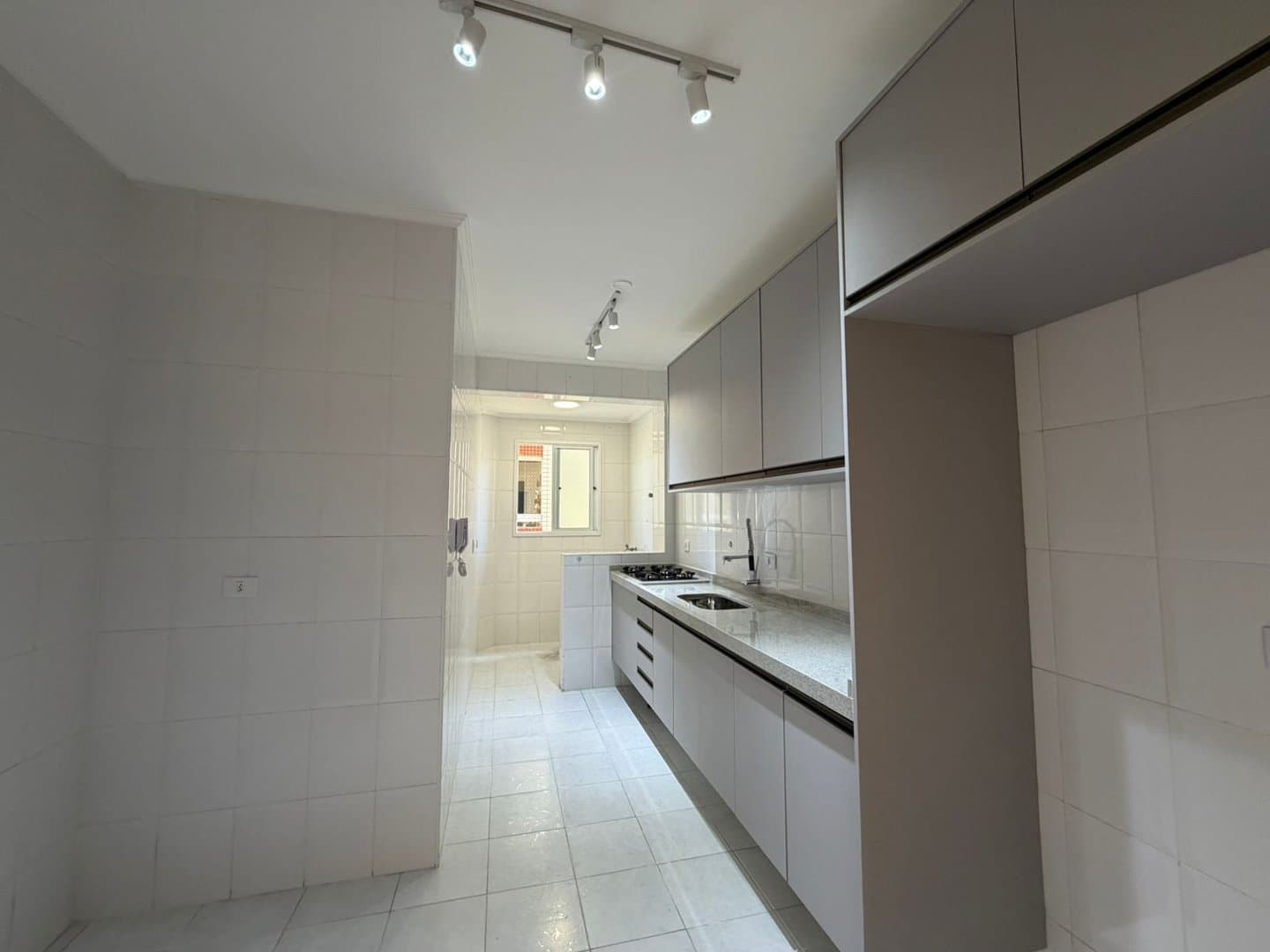 2 DORMITÓRIOS COM 2 VAGAS NO CANTO DO FORTE - Foto 2