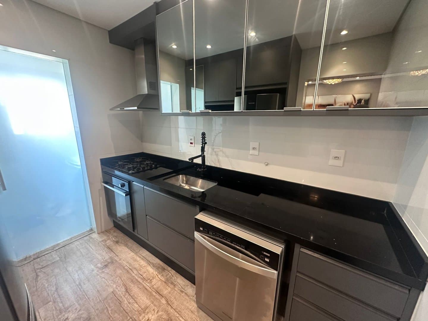 2 DORMITÓRIOS COM 2 SUÍTES TODO MOBILIADO - Foto 2