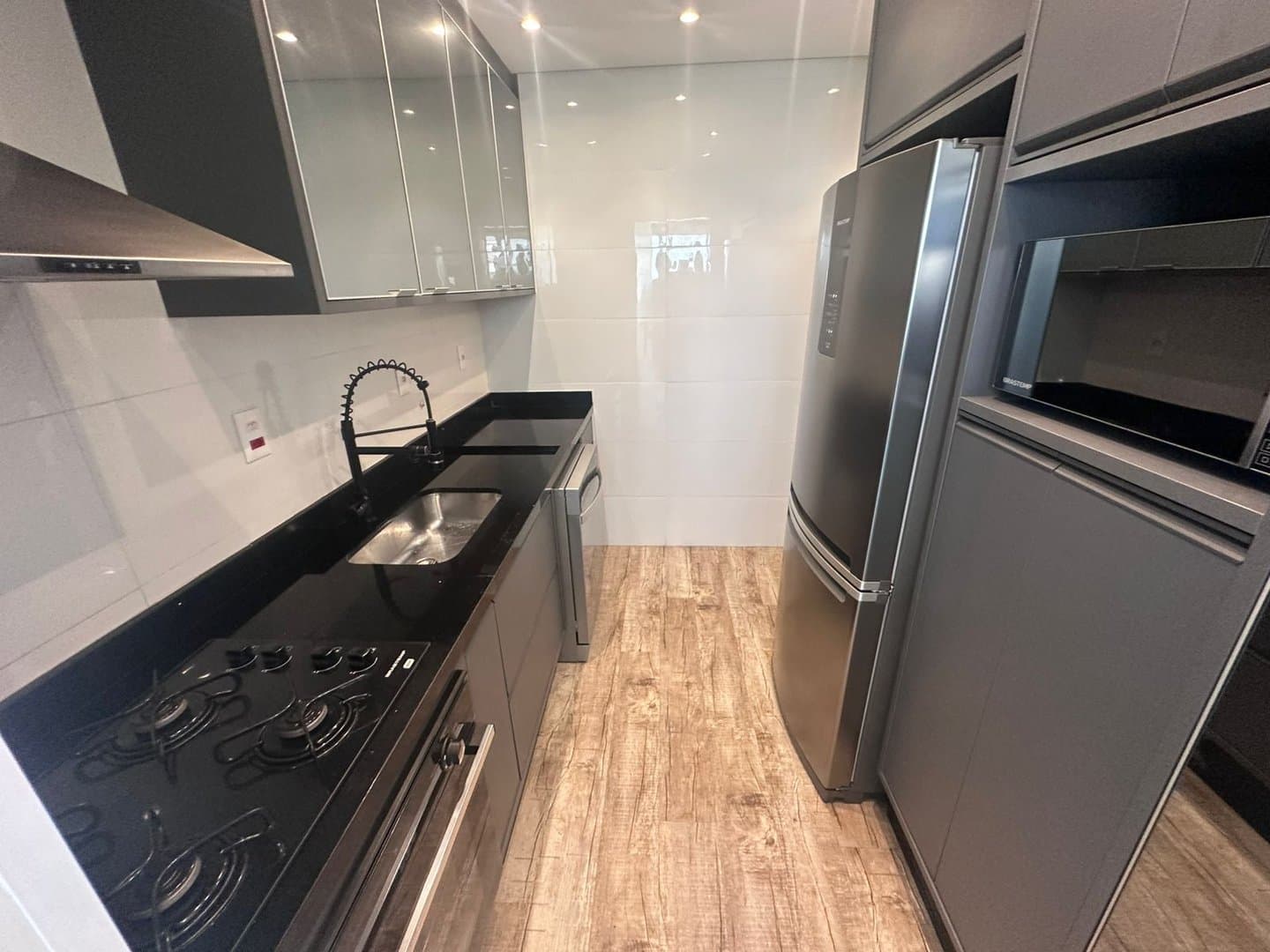 2 DORMITÓRIOS COM 2 SUÍTES TODO MOBILIADO - Foto 3